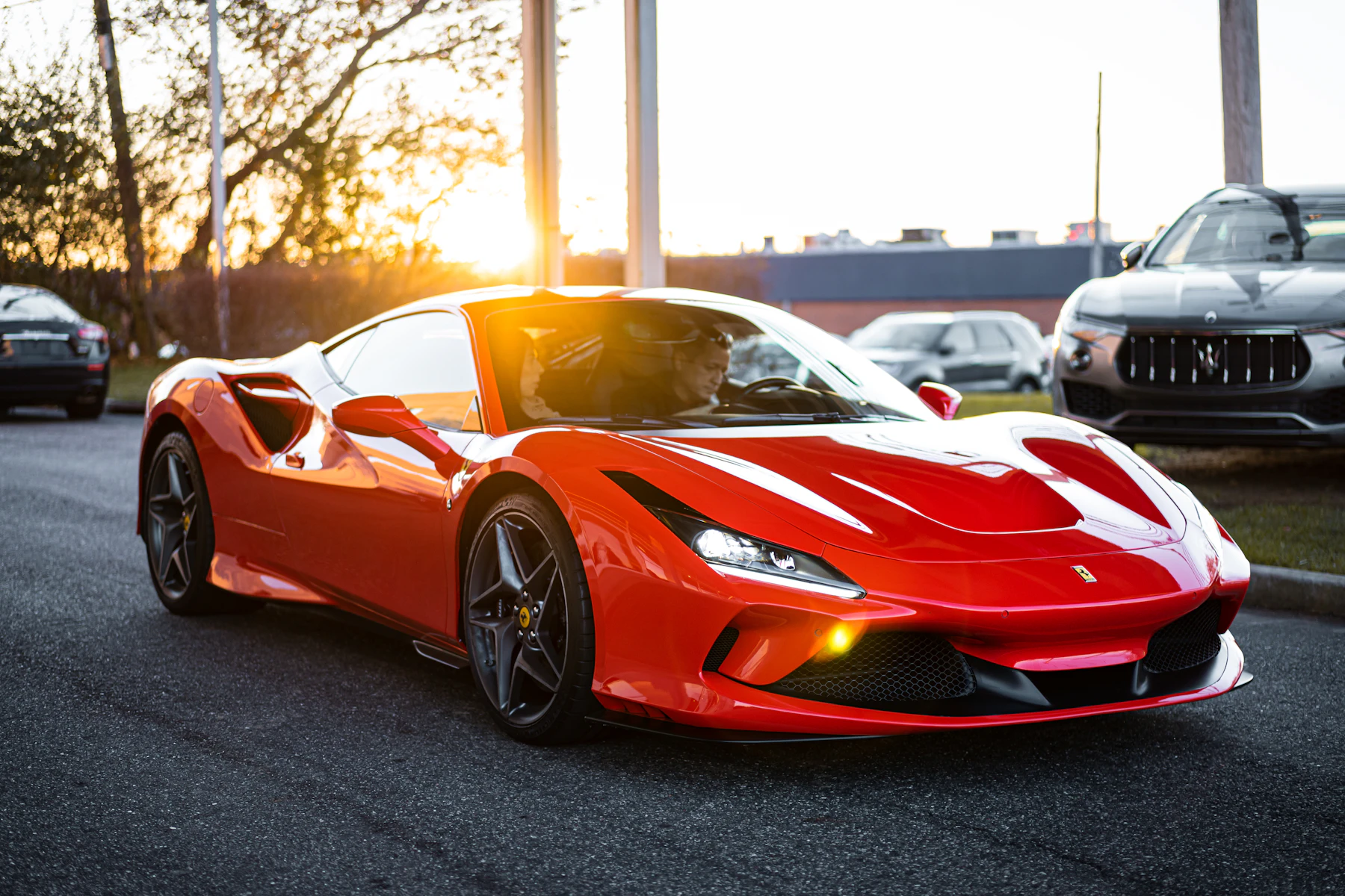 Спортивный автомобиль Ferrari в профиль